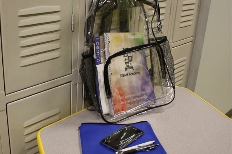 Escola de Dallas definiu modelo transparente de mochilas para o ano letivo (Foto: Reprodução/Youtube)