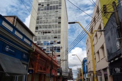O edifício Alcir Matos está localizado na rua Quintino Bocaiúva, centro (Foto: Reprodução)