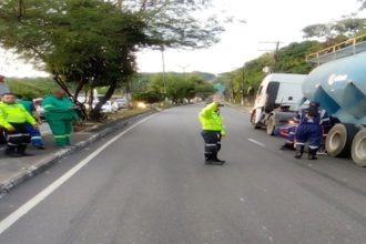 Homem foi esmagado pelas rodas traseiras da carreta (Foto: IMMU/Twitter/Reprodução)