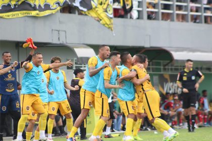 Jogadores do Amazonas festejam gol em vitória sobre a Portuguesa (Foto: Jadson Sampaio/Amazonas FC)