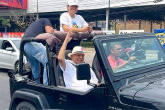 Amazonino usa jipe adaptado para contato com eleitores (Foto: Divulgação)