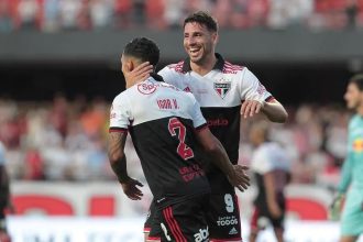 Atacante Calleri comemora gol de Igor Vinicius (Foto: Rubens Chiri/saopaulofc.net)