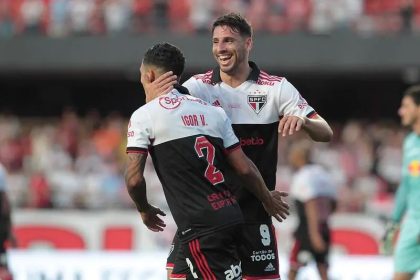 Atacante Calleri comemora gol de Igor Vinicius (Foto: Rubens Chiri/saopaulofc.net)