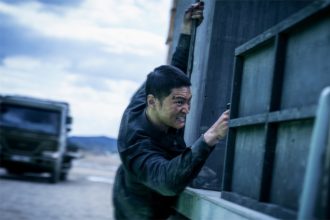 Ator Joo Won em cena de ação: ritmo frenético (Foto: Netflix/Reprodução)