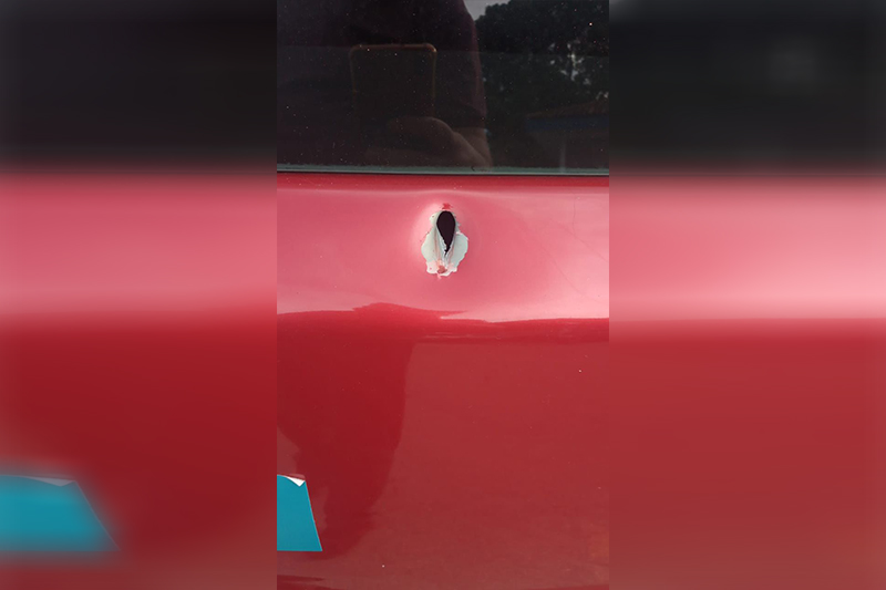 Marca de bala no carro: ataque em equipe de campanha (Foto: Divulgação)