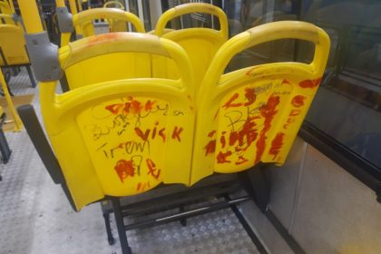 Cadeiras de ônibus novos pichadas (Foto: IMMU/Divulgação)