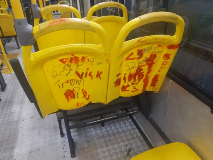 Cadeiras de ônibus novos pichadas (Foto: IMMU/Divulgação)