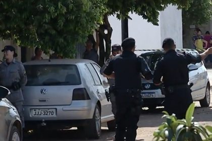 Policiais isolam local do ataque: criança morreu a tiros (Foto: TV Anhanguera/YouTube/Reprodução)