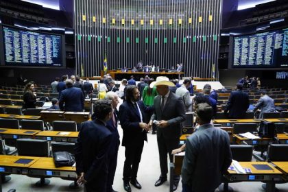 Deputados discutiram e aprovaram a medida que facilita concessão de benefício (Foto: Pablo Valadares/Câmara dos Deputados)