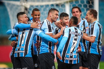 Diego Souza (centro) comandou a goleada gremista (Foto: Lucas Uebel/Grêmio FBPA)