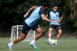 Dez profissionais do departamento de futebol foram atingidos, informou o clube (Foto: Vitor Silva/Botafogo)