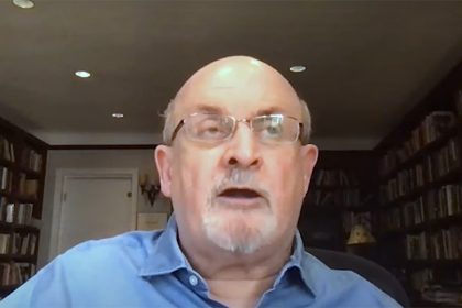 Escritor Salman Rushdie foi atacado e esfaqueado em Nova Iorque (Foto: YouTube/Reprodução)