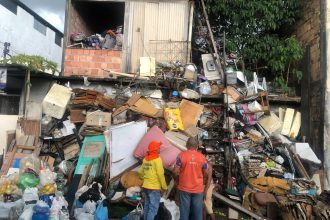 Servidores da prefeitura atuaram após pedido de auxílio dos vizinhos (Foto: Divulgação/Semulsp)