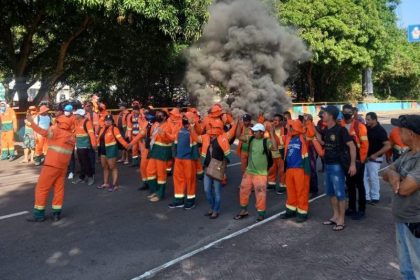 Garis atearam fogo em pneus em protesto (Foto: PM-AM/Divulgação)