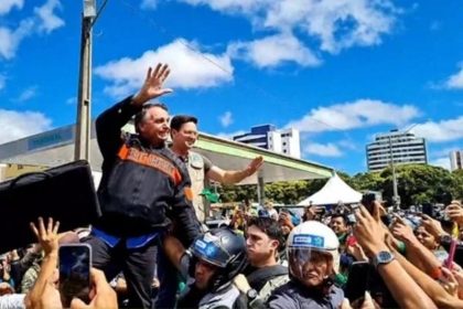 Jair Bolsonaro participou de motociata em Vitória da Conquista na manhã deste sábado (Foto: Reprodução/YouTube)