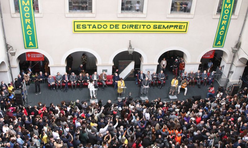 Manifesto pela democracia começou em São Paulo e se espalhou pelas capitais (Foto: Rosena Rosa/Agência Brasil)