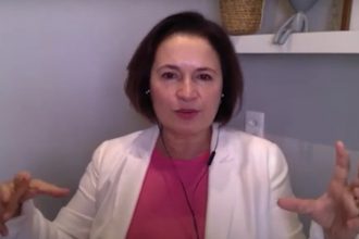 Martina Grossi diz que democracia é essencial para o bem-estar econômico (Foto: YouTube/Reprodução)