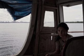 Cena de o 'O Barco e o Rio', com a atriz Isabela Catão, que interpreta a personagem Vera (Foto: Divulgação)
