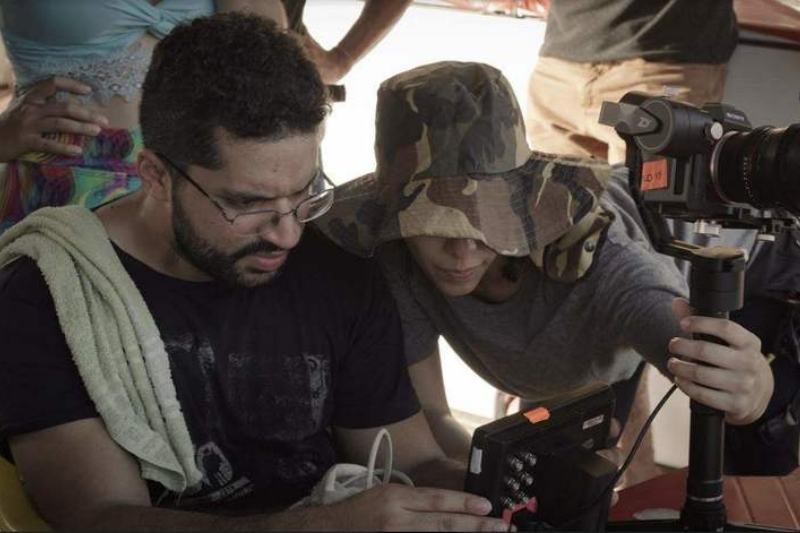 O diretor Bernardo Abinader nas filmagens de 'O Barco e o Rio' (Foto: Divulgação)