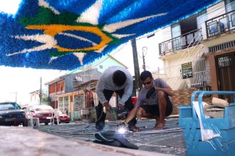 Ornamentação para Copa do Mundo começou na Rua 3 do Alvorada (Foto: Hudson Neris/ATUAL)