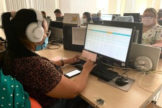 A Semsa mobilizou equipes de telemonitoramento para buscar crianças com atraso no calendário de vacinação (Foto: Victor Cruz/Semcom)