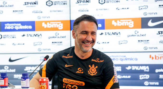 Vítor Pereira sorriu diante da pergunta de possível demissão (Foto: Rodrigo Coca/Agência Corinthians)