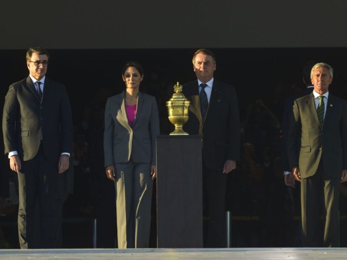 Bolsonaro recebe coração de dom Pedro I