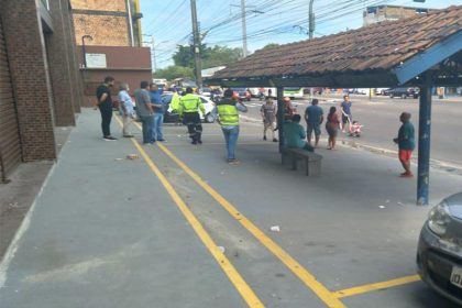 Técnicos do Implurb vistoriaram ocupação da calçada (Foto: Implurb/Divulgação)