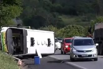Micro-ônibus tombou na pista e 20 passageiros ficaram feridos (Foto: Redes sociais/Reprodução)