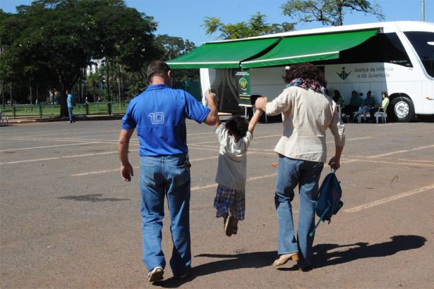 Cadastro de crianças para adoção está disponível na internet (Foto: Antonio Cruz/ABr)