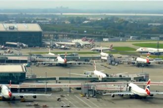 Aeroporto de Heathrow, em Londres, terá voos alterados no funeral da rainha (Foto: CNN/YouTube/Reprodução)