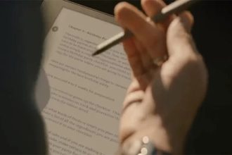 Nova versão do Kindle tem caneta para fazer anotações (Foto: Amazon/Reprodução)