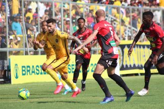 Amazonas (de amarelo) teve mais posse de bola, mas não conseguiu o gol (Foto Jadison Sampaio/Amazonas FC)