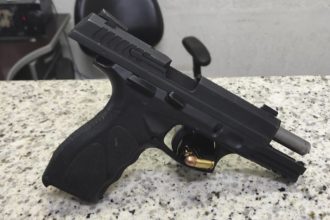 Pistola usada no crime foi apreendida pela polícia (Foto: Polícia Civil/Taubaté/Divulgação)