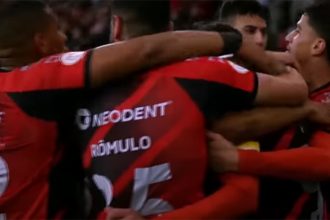 Jogadores Athletico festejaram gol da vitória (Foto: Furacão Live/YouTube/Reprodução)