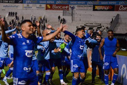 Jogadores festejam goleada: título pode ser garantido com antecipação (Foto: Alessandro Torres/Futura Press/Folhapress)