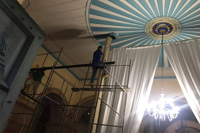 Perfil de ferro foi colocado para escorar parte do teto (Foto: Padre Hudson/Catedral de Manaus)