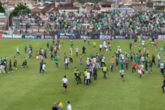 Torcedores ocuparam o campo em jogo do campeonato colombiano (Foto: Twitter/Reprodução)