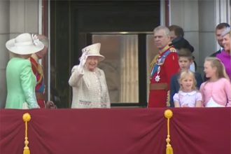 Rainha Elizabeth se tornou ícone pop da monarquia (Foto: YouTube/Reprodução)