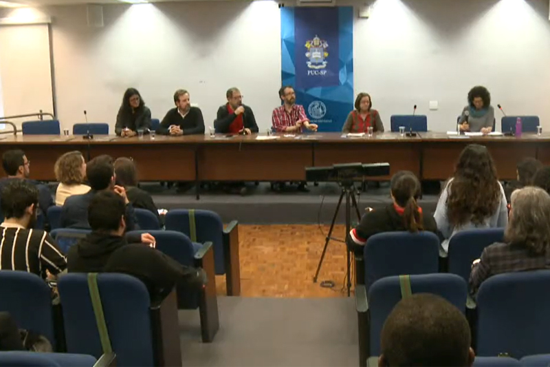 Jornalistas se reuniram na PUC-SP para cobrar liberdade de imprensa (Foto: TV PUC São Paulo/Reprodução)