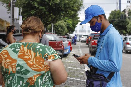 Motoristas podem pagar dívidas do Zona Azul direto aos monitores (Foto: Ageman/Divulgação)