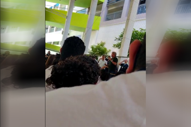 Pauderney Avelino discursa para alunos e pede votos (Foto: Redes sociais/Reprodução)