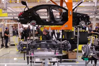 Fábrica da Mercedes em Iracemápolis foi comprada pelos chineses (Foto: Mercedes Benz/YouTube/Reprodução)