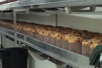 Fabricação de panetones tamanho menor e preço maior (Foto: YouTube/Reprodução)