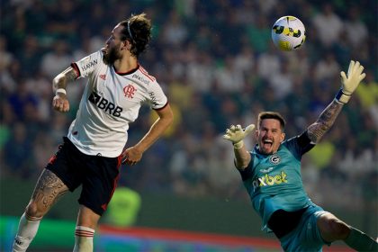 Lance de Flamengo e Goiás: empate deixou time carioca em terceiro (Foto: Carlos Costa/Futura Press/Folhapress)