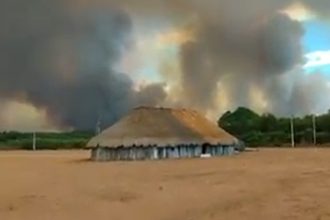 Incêndio em área do Xingu: aldeias ameaçadas (Foto: Facebook/Reprodução)