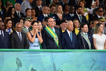 Jair Bolsonaro com a esposa Michelle no palanque: ameaças à democracia (Foto: Ton Molina /Fotoarena/Folhapress)