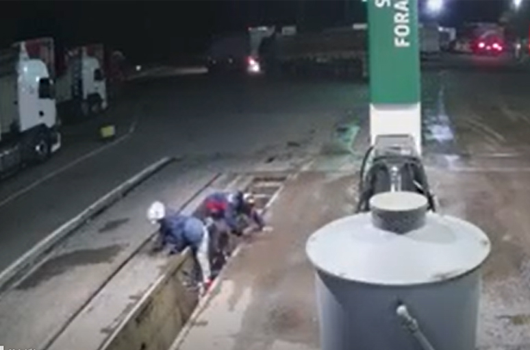 Ladrões caem em vala em assalto a posto de gasolina (Foto: Redes sociais/Reprodução)