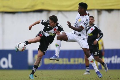 Marlon Gomes em lance de jogo: tropeço fora de casa (Foto: Daniel Ramalho/Vasco.com.net)