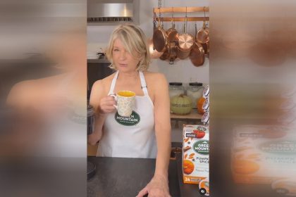 Martha Stewart vestiu apenas um avental para gravar comercial de café (Foto: YouTube/Reprodução)